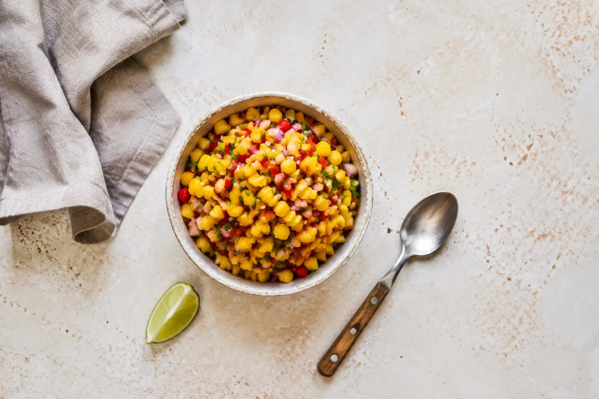 Salsa fresca di mango con peperone, cipolla rossa e coriandolo